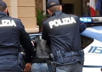 A terra col volto insanguinato, i poliziotti si avvicinano per aiutarlo e lui li picchia: arrestato