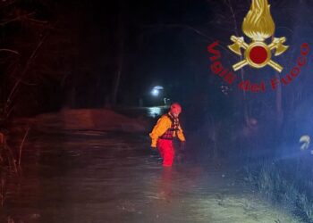 Maltempo, torrente si ingrossa e blocca alcune persone: salvate dai vigili del fuoco