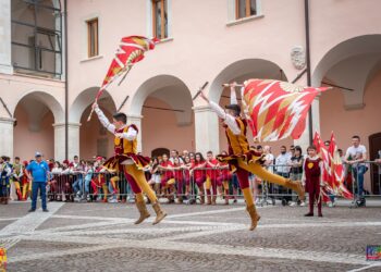 Sulmona ospita i campionati under 18 e quello femminile di musici e sbandieratori