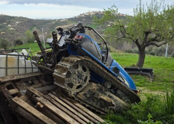 Ucciso dal trattore mentre lavora la terra, tragedia nel Teramano: morto 50enne