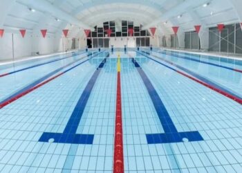 In acqua: studenti della scuola Pagliaccetti di Giulianova tra banchi e piscina