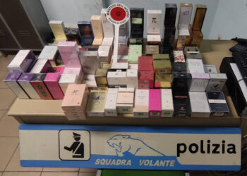 Venditore ambulante di profumi falsi, sequestrate 100 boccette: denunciato per contraffazione e ricettazione