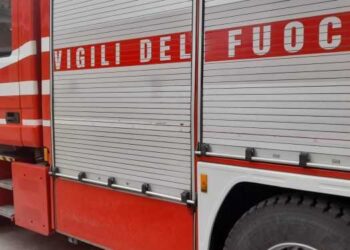 Quattro operai salgono su una gru e minacciano di lanciarsi nel vuoto: momenti di tensione e paura
