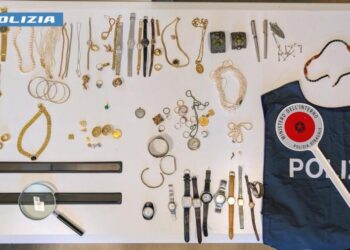 Fermati in autostrada, a bordo della macchina 40mila euro di gioielli: avevano truffato una coppia di anziani