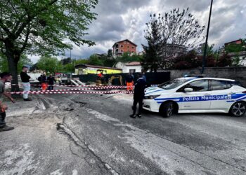 Esplosione di un tubo dell’acqua in via della Croce Rossa all’Aquila: strada bloccata e disagi alla viabilità
