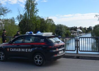 Era in piedi sul bordo del ponte in procinto di buttarsi, carabinieri eroi lo salvano