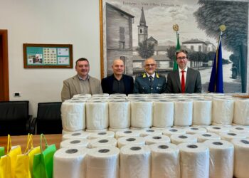 Centinaia di rotoli di carta assorbente sequestrati: la GdF li dona ai Comuni