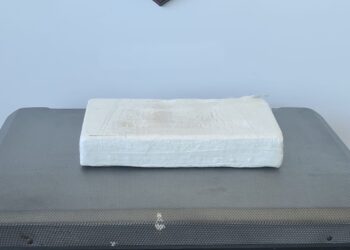 In autostrada con oltre un chilo di droga nel portabagagli: arrestato 23enne