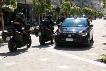 Un bastone e carte rubate in auto, nei guai tre persone: uno era evaso dai domiciliari