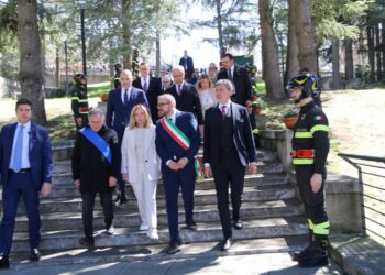 Giuramento Vigili del fuoco, Marsilio e Meloni: l’omaggio dello Stato al valore del Corpo e alla città simbolo di resilienza