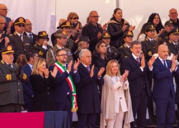 Giuramento dei Vigili del fuoco all’Aquila, il toccante discorso del sindaco Biondi: dalla disperazione alla speranza