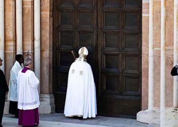 Francesco è tornato alla Casa del Padre, il legame speciale del Papa con l’Abruzzo e la suggestiva Perdonanza del 2022