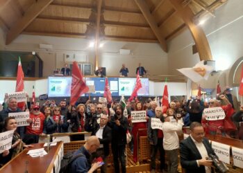 Sindacati e opposizione uniti contro l’aumento delle tasse: va in scena la protesta all’Emiciclo