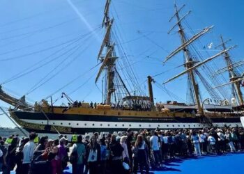 L’Amerigo Vespucci lascia l’Abruzzo tra gli applausi della folla, prossima tappa Durazzo