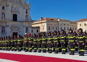 Giuramento degli allievi dei Vigili del fuoco all’Aquila, la città abbraccia i suoi “eroi del terremoto”