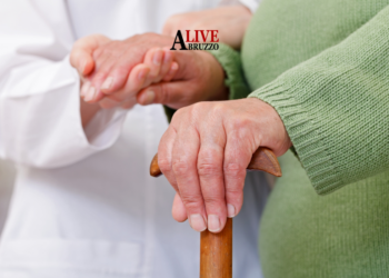 Si fingono medici e svuotano la cassaforte di due anziani mentre sono distratti: arrestati