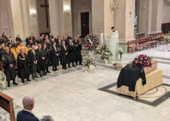 Ultimo saluto all’avvocato Milo, in centinaia ai funerali. Il parroco: “umile nella sua grandezza”