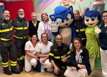 I Vigili del fuoco in ospedale: donano uova di Pasqua e peluche ai bambini ricoverati