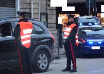 Ubriaco e con una carta di credito rubata: 50enne denunciato