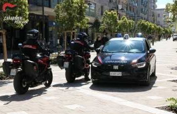 Derubano un 64enne, coppia di ladri acciuffata dai carabinieri. Lei è una latitate, arrestata