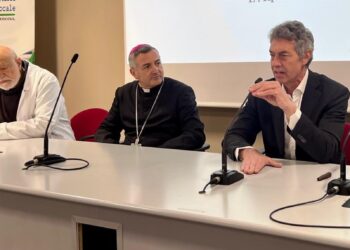 Ospedale dell’Aquila, l’arcivescovo D’Angelo in visita ai malati per la Pasqua