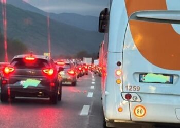 Schianto in autostrada, traffico bloccato e soccorsi in azione (foto)