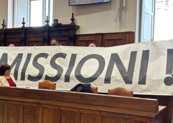 Caso Comandante polizia locale all’Aquila, lo striscione della minoranza: “dimissioni”