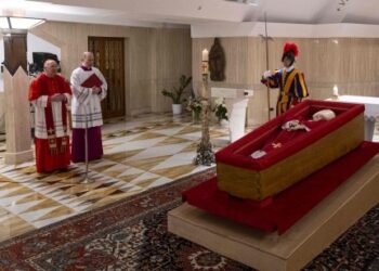 Papa Francesco deposto nella bara, rosario tra le mani e mitra bianca: l’esposizione alla venerazione dei fedeli