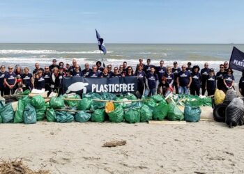 Rimossi quasi 2mila chili di rifiuti dai volontari Plastic Free per l’Earth Day 2025