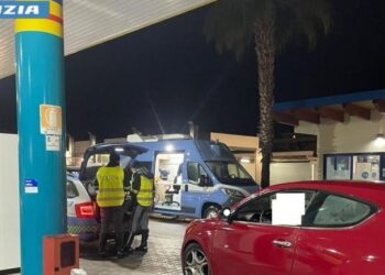 Guidavano sotto effetto di alcol e droga e mentre usavano il cellulare: pioggia di patenti ritirate