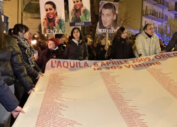 Il faro blu si accende nella notte aquilana: anche quest’anno l’invito a esporre una candela