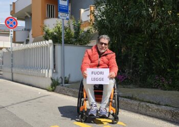 “Strada parco fuori legge”, arrivano nuove barriere architettoniche: la denuncia