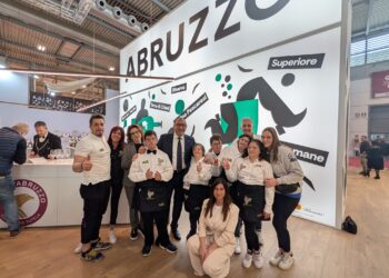 Vinitaly 2025, presentata la guida “Vini d’Abruzzo per bevitori curiosi” di Franco Santini