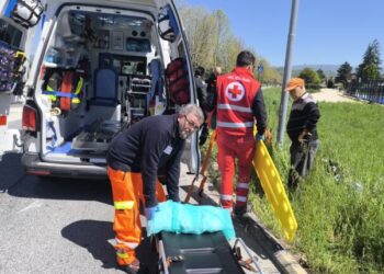 Grave incidente a Oricola, si schianta con la moto contro un palo
