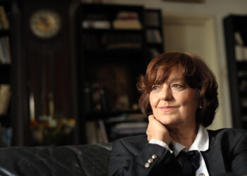 Ana Blandiana premiata a Pescara: la poetessa romena riceve il premio “Sinestetica 2025”