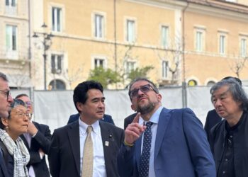 Il ministro giapponese Sakai in visita all’Aquila: confronto su ricostruzione e gestione delle emergenze