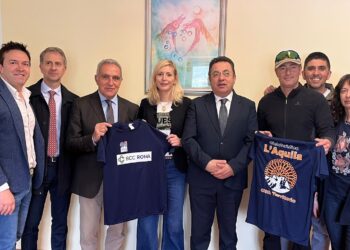Consegna della prima maglia ufficiale della cicloturistica L’Aquila Città Territorio
