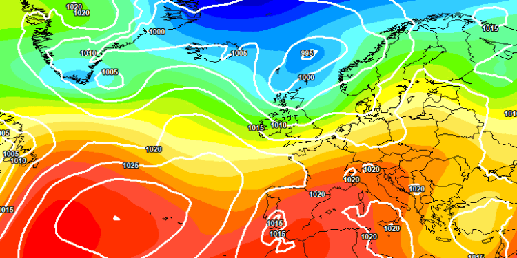 La situazione a 500 hpa vista adesso dal modello europeo ECMWF per le ore 14:00 di Domenica 1 Giugno. In Abruzzo condizioni di tempo bello ed assolato, solo verso sera, qualche addensamento associato a rovesci molto sparsi