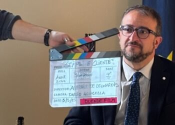 Un documentario dedicato a Mario Magnotta, L’Aquila ricorda il bidello dello scherzo della lavatrice