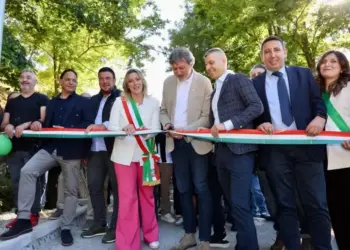 Auto della sindaca incendiata, Marsilio in visita a Monteodorisio porta sostegno e inaugura il parco Castello