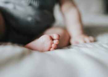 Partorisce col cesareo e resta sola con la neonata, la denuncia di una mamma: hanno chiuso il nido