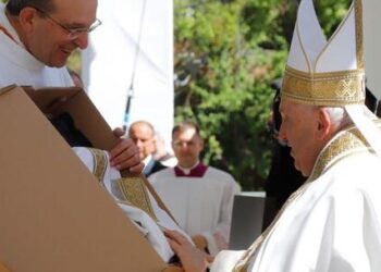 Papa Leone celebra la prima messa con la casula donata all’Aquila a Bergoglio