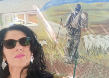 La pittrice marsicana Graziella Gagliardi realizza un murales a Raiano: “Pastorizia”, la storia del paese