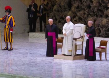 Il Papa incontra i giornalisti: “Siate operatori di pace”