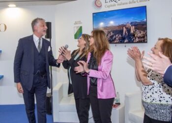 Il ministro Giuli in visita allo stand Abruzzo al Salone del Libro di Torino