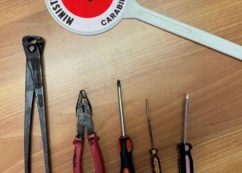 Se ne va in giro con lo zaino pieno di arnesi da scasso: denunciato 52enne