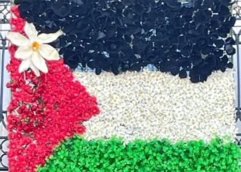 Alla festa del Narciso spunta una bandiera palestinese fatta di fiori: l’immagine fa il giro dei social