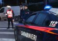 Si scaglia contro due persone brandendo piastrelle di ceramica, poi tutti aggrediscono i carabinieri