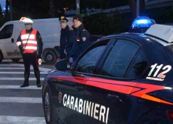 Si scaglia contro due persone brandendo piastrelle di ceramica, poi tutti aggrediscono i carabinieri