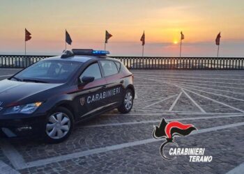 Si avvicina a casa dell’ex moglie con un coltello ma il braccialetto elettronico fa scattare l’allarme